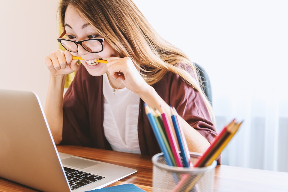 Le conseil en orientation scolaire pour une jeune fille sur Parcoursup