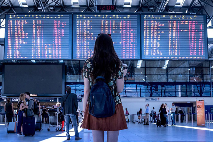 Jeune fille à l'aéroport 