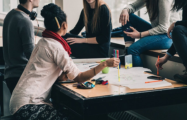 Lycéens qui travaillent en groupe